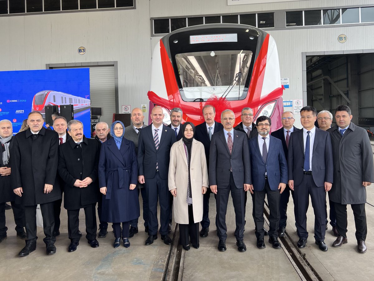 Ulaştırma ve Altyapı Bakanımız Sn. <a href="/a_uraloglu/">Abdulkadir URALOĞLU</a> , Grup Başkanvekilimiz Sn. <a href="/leylasahinusta/">Dr. Leyla Şahin Usta 🇹🇷</a> , Ankara milletvekilimiz Sn. <a href="/selvacam/">Lütfiye Selva Çam 🇹🇷</a> ile Türkiye’mizin küresel ölçekteki en büyük projelerinden olan İstanbul Havalimanımıza ulaşım noktasında hizmet verecek olan “İlk Sürücüsüz Yerli Tren