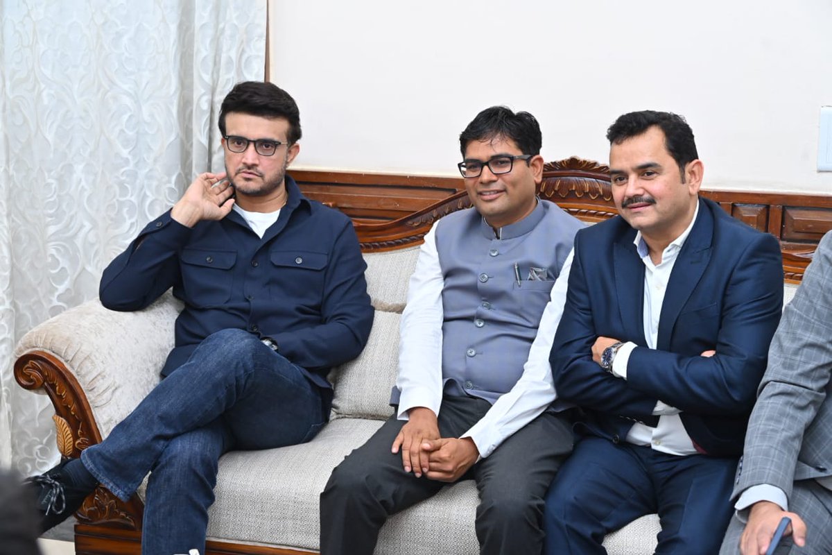 OPChoudhary_Ind's tweet photo. आज राज्य अतिथि गृह पहुना, रायपुर में माननीय मुख्यमंत्री श्री @vishnudsai जी की उपस्थिति में बीसीसीआई के पूर्व चेयरमैन एवं भारतीय क्रिकेट टीम के पूर्व कप्तान श्री @SGanguly99 जी से सौजन्य भेंट कर विभिन्न विषयों पर चर्चा की। https://t.co/QEYBMeslO3
