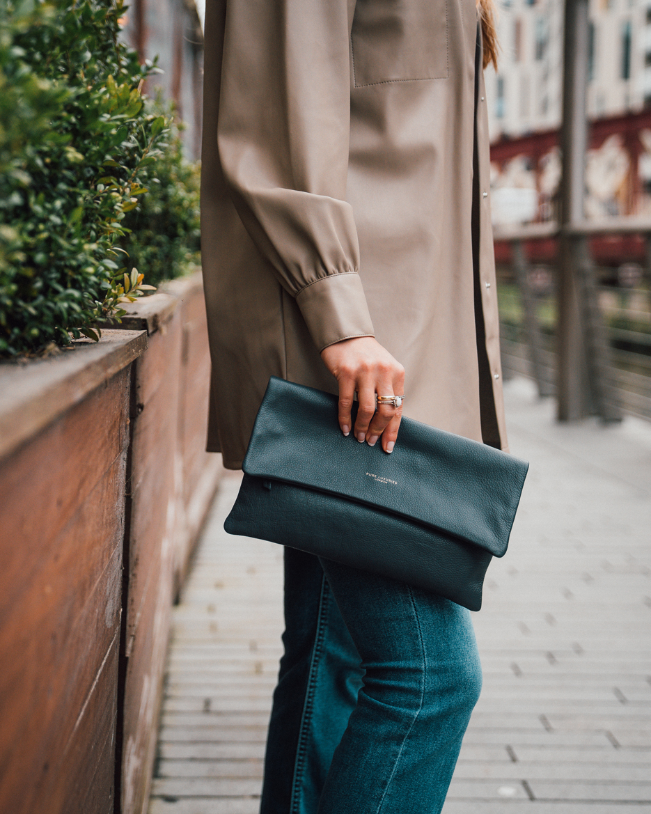 PureLuxuriesLdn's tweet image. Add the #finishingtouch to any #outfit with our favourite #clutch this month - 'Amelia' available in 3 stunning colours. Shop now and enjoy #freedelivery &amp;amp; #freereturns.✨

Shop now: pureluxuries.com