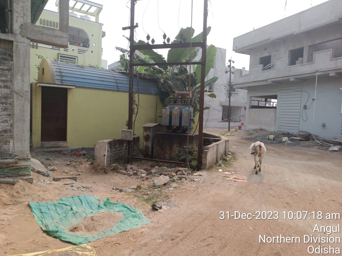 akmuduli's tweet photo. Sir,This is the photograph of Electric Transformer installed at Sai vihar Bhandubar Angul.Inspite of several requests made to the J.E no.1 and other staffs of Angul electrical division to make/build one boundary for safety of human life but till yet no response made from them. https://t.co/6qOlPR1jI5
