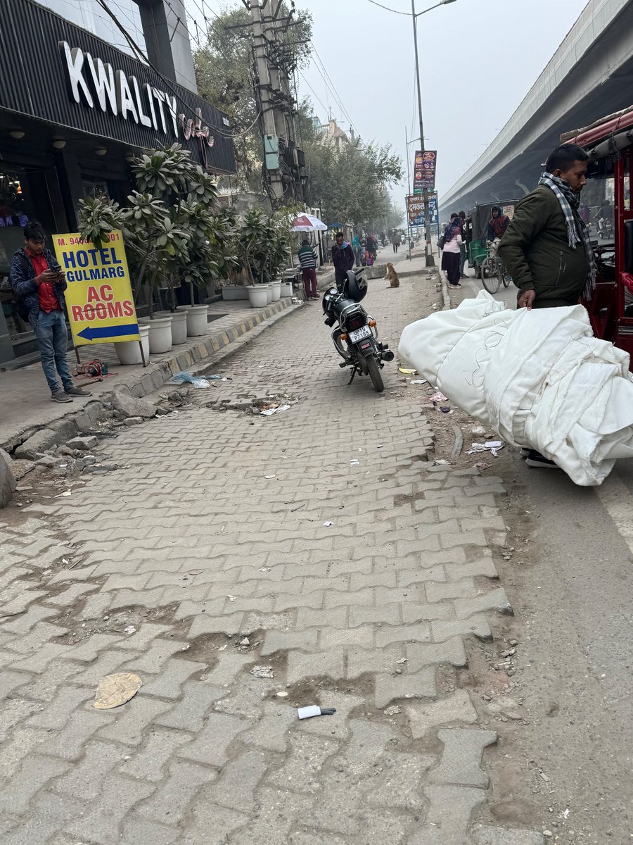 veer94315's tweet photo. @police_haryana @cmohry 
General public are gettig harased at panipat city near kwality cafe service road by local police.the local police refuse to accept digi locker docs &amp; they imposed an fine on https://t.co/ffkapKzS6h service road there is a cemet block which block the movt https://t.co/B9N5zQfanA