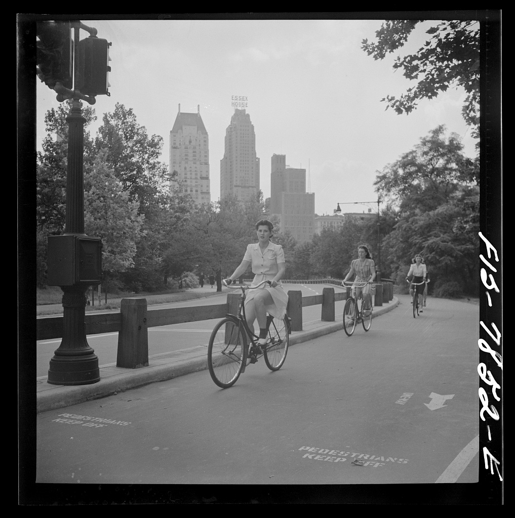 MFernandaJaua's tweet photo. Marjory Collins, Bicycling in Central Park, 1942.
She began her photojournalism career in New York City in the 1930s by working for such magazines as PM and U.S. Camera. At a time when relatively few women were full-time magazine photographers... https://t.co/f6pnZAg4fW https://t.co/Uq6gD7qatr