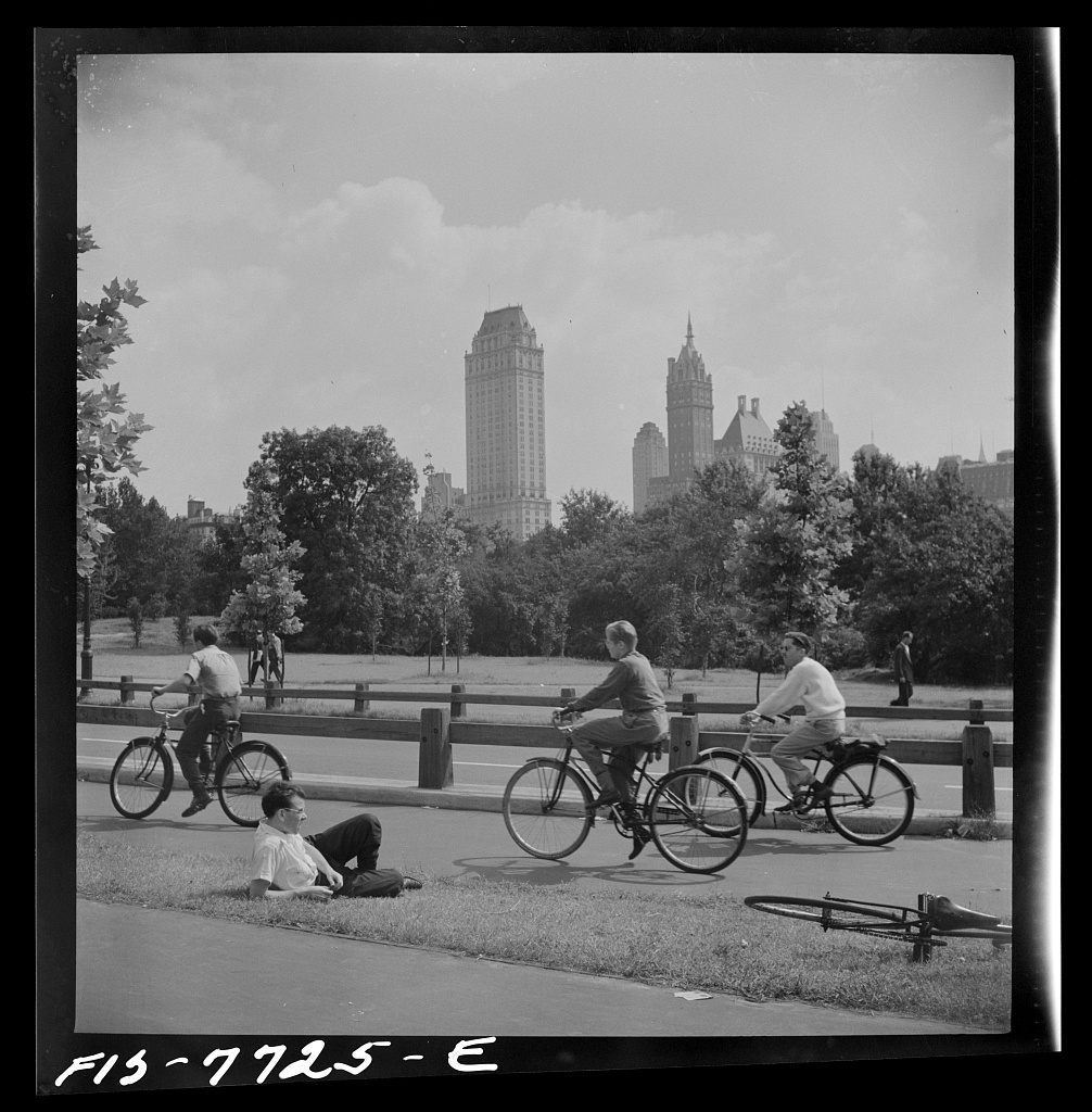 Marjory Collins, Bicycling in Central Park, 1942.
She began her photojournalism career in New York City in the 1930s by working for such magazines as PM and U.S. Camera. At a time when relatively few women were full-time magazine photographers... loc.gov/rr/print/coll/…