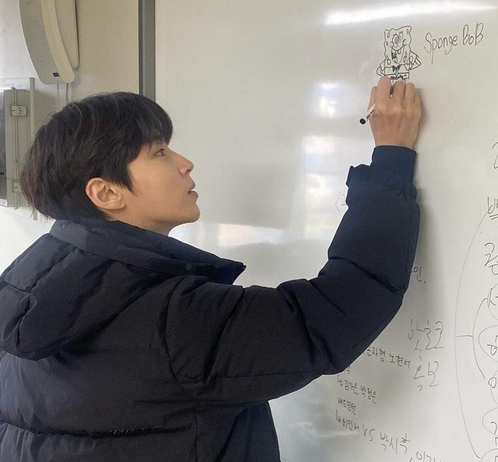inyouppics's tweet photo. 240103 knstudio_official Instagram update

#촬영장인엽
⠀
그림 그리기에 푹 빠진 인엽 배우의 근황💛

Actor Inyoup's current status, who is obsessed with drawing💛
⠀
#황인엽 #HwangInYoup

🖇️https://t.co/eTnm9mI6nr https://t.co/u8qp7lrHdc