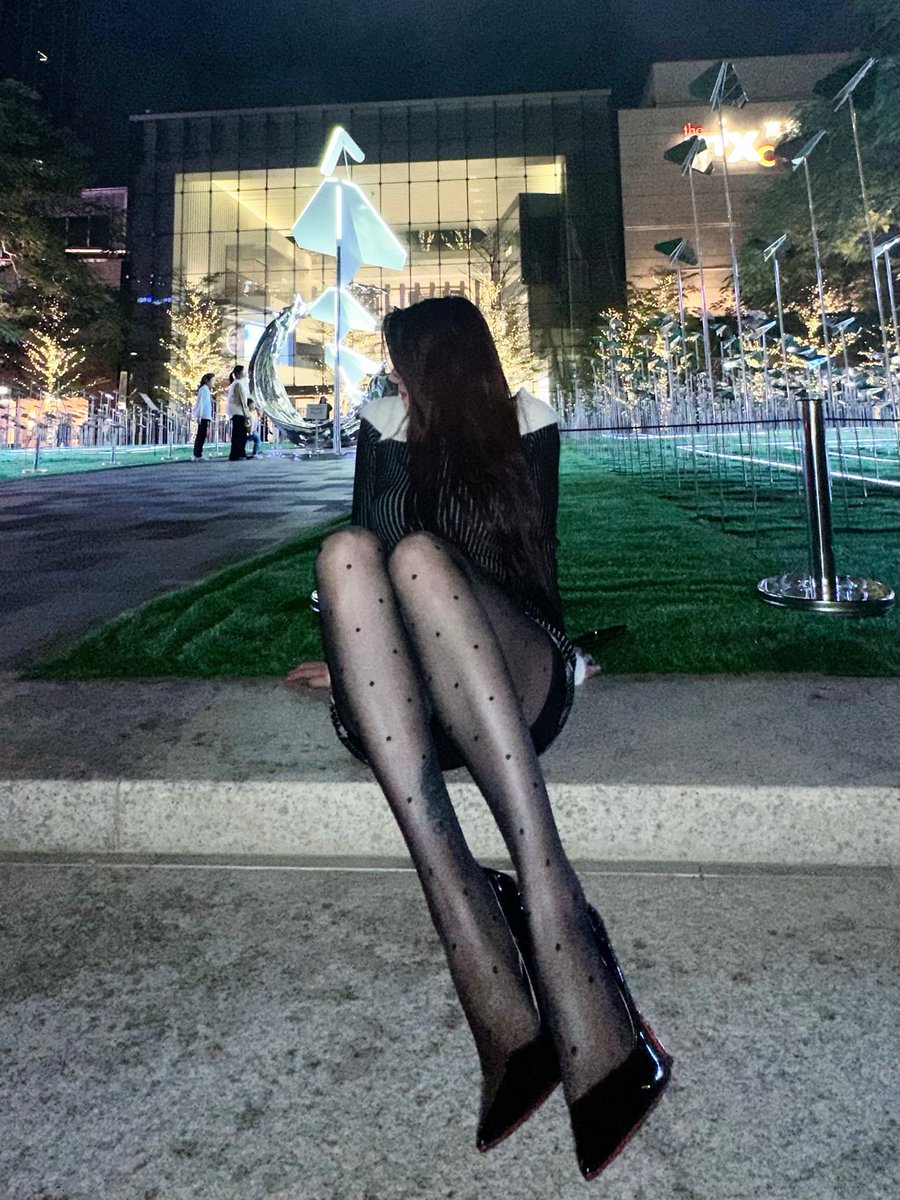 mistresswhensha's tweet photo. 馋涎欲滴？ ​​​！ 
#深圳女王 #女S #丝袜 #SM  #调教 #男奴 #厕奴 #黄金 #圣水  #狗奴 #恋足 #踩踏 #高跟 #tramplin https://t.co/vhp2QO1FLW