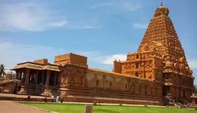 This famous temple is located in which Indian city? Or give me the temple's name? #Quiz #Bharat #Temples