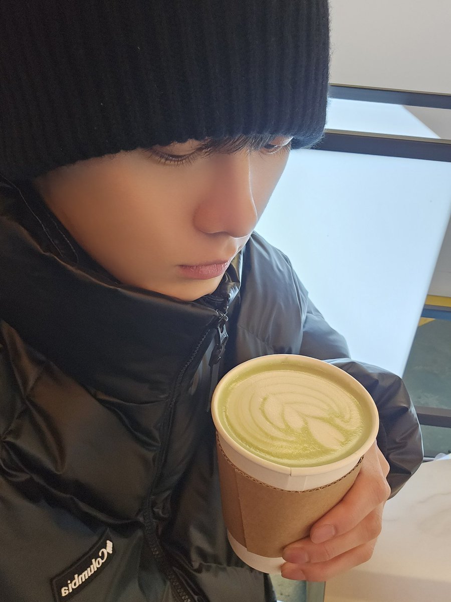 offclASTRO's tweet image. 🍵플러스 내 턱살🙂