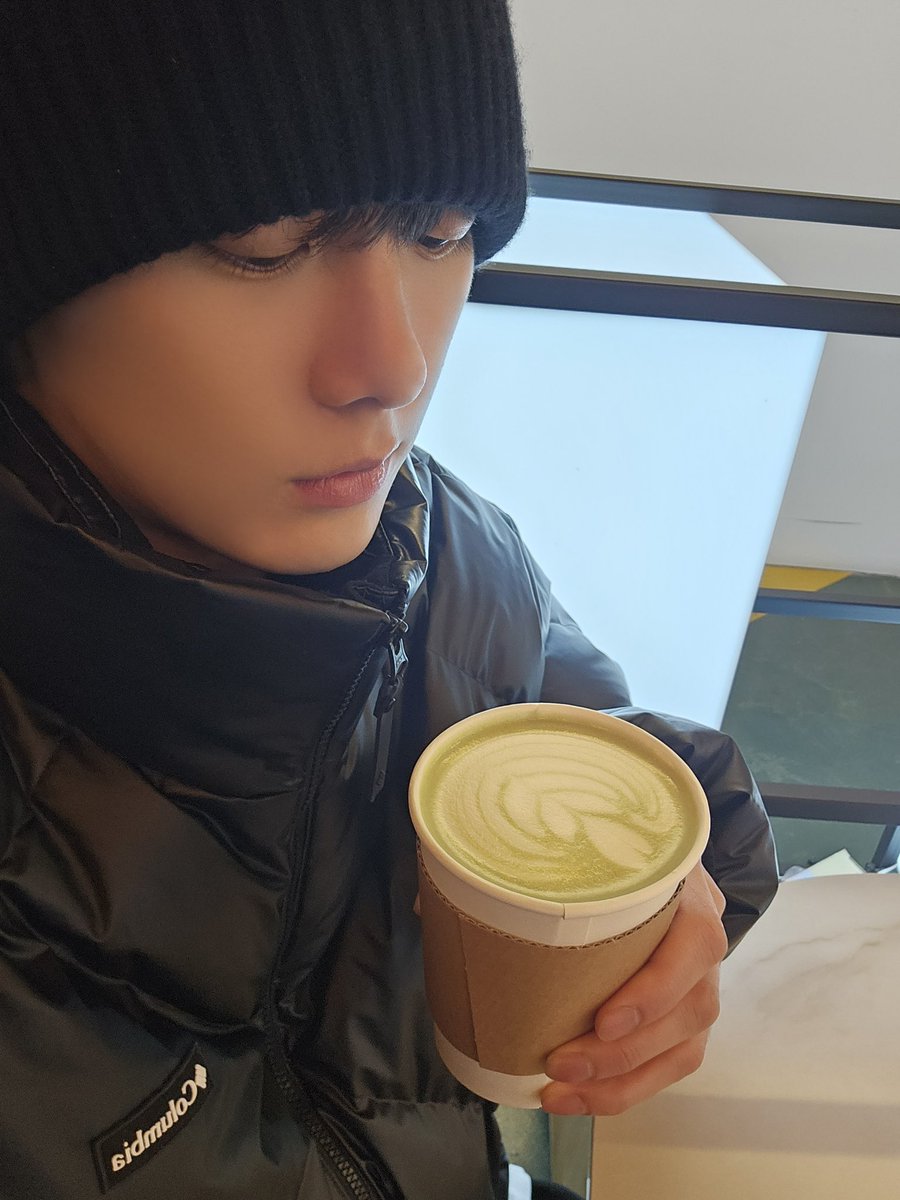 offclASTRO's tweet image. 🍵플러스 내 턱살🙂