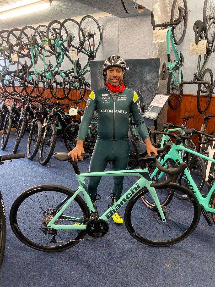 Our first bike of 2024 has just left us here at ACS Prestwick.

This stunning Bianchi Oltre Race 105 12sp is heading to its new home in London with its new owner, Karl.

We hope you enjoy painting London Celeste with your new #Bianchi! 🎨🇮🇹