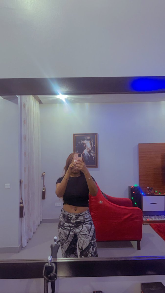 the_ukemesamuel's tweet photo. My first new year gift 🎁 from me to me 🔥🔥 got an iPhone 13 courtesy @digitstem money 🔥🔥 560k well spent 💃💃💃💃 God bless the day I said yes to this business 👩‍💼 https://t.co/q50tc1SERd