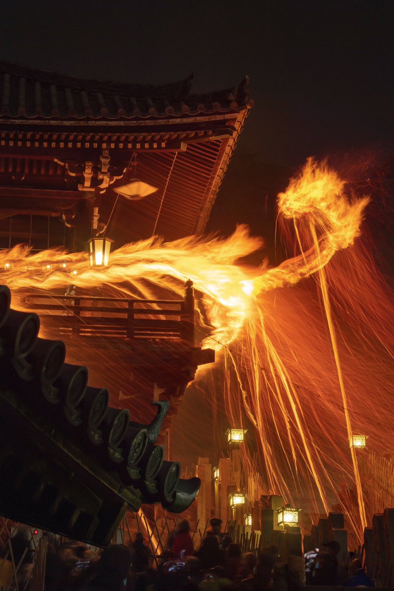 VALE46DOCTOR's tweet photo. あけましておめでとございます

2021年に撮影した

東大寺のお水取り『修二会』で

二月堂に巻き付く龍

#辰年 
#修二会 
#お水取り 
#龍 https://t.co/gvBcAzCnhS
