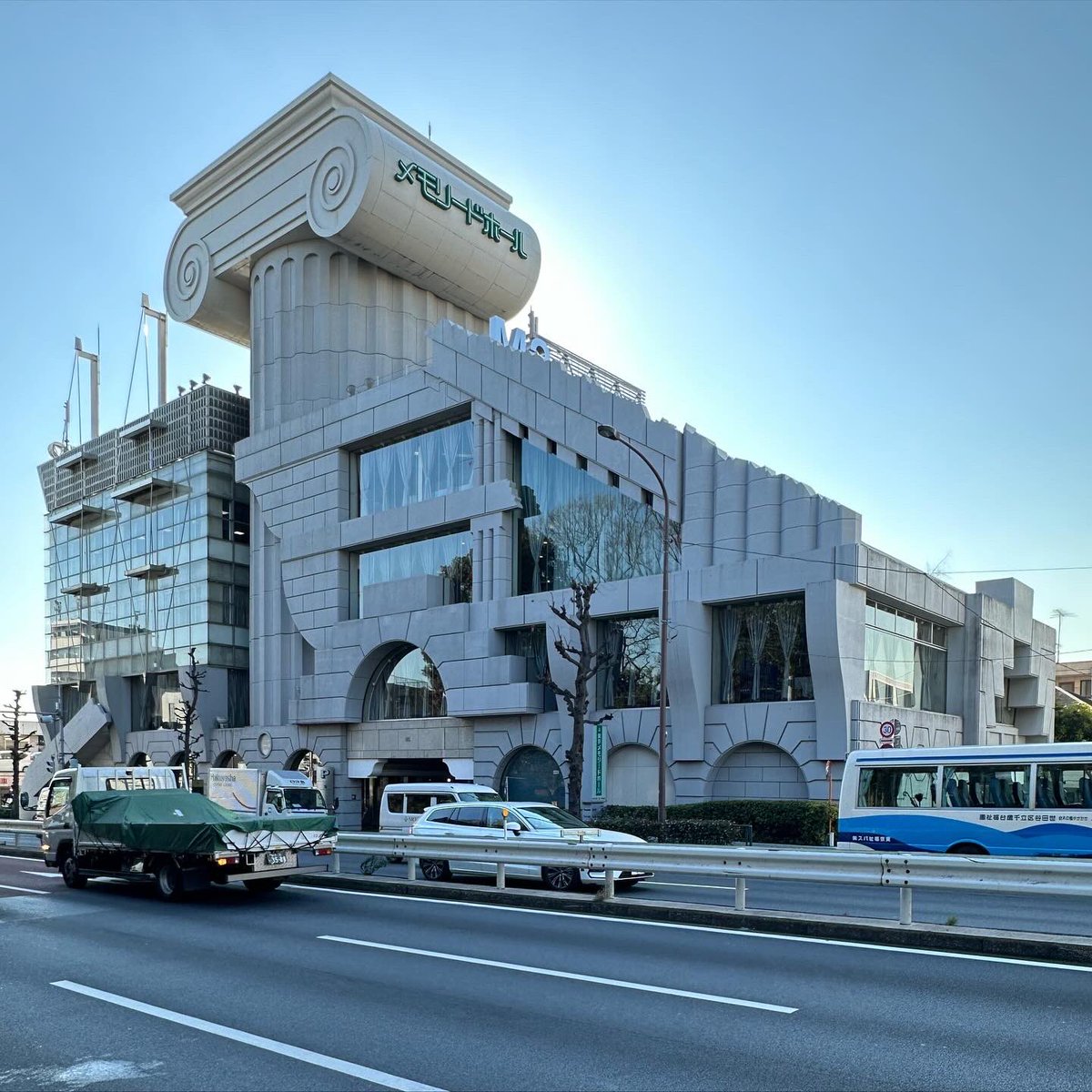 THREAD: Kengo Kuma’s ode to the ‘death of architecture’, the M2 Building in Tokyo from 1990 is probably the most famous building that emerged from the logic-defying era of Japanese bubble architecture during the stockmarket boom