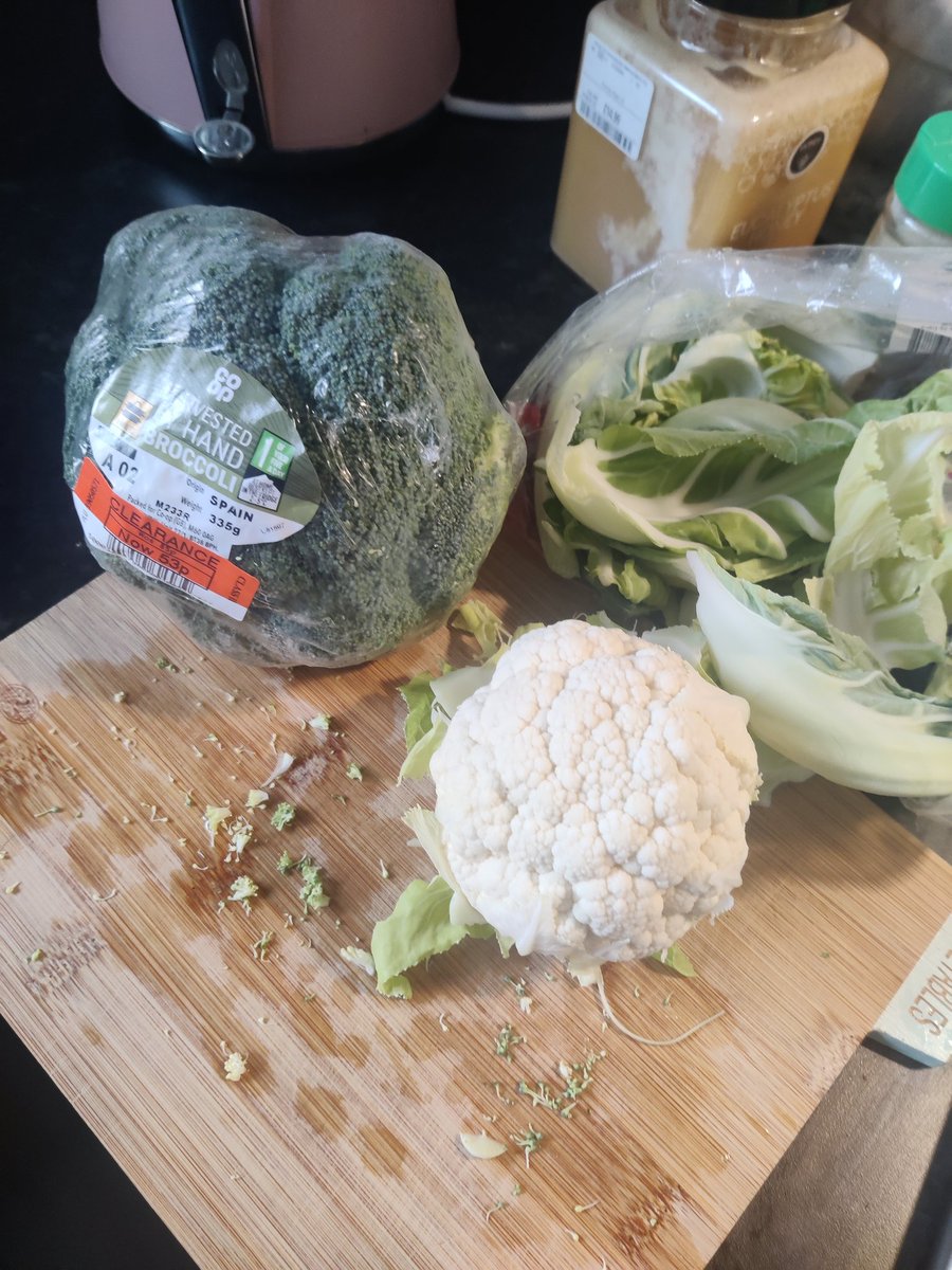 NathanNorth95's tweet photo. @asda selling tiny ass cauliflower for £1 a piece 🤣🤣 shoulda really looked at it proper before buying but safe to say found this hilarious when starting lunch 🤣🤣 https://t.co/hCObpfIaTg