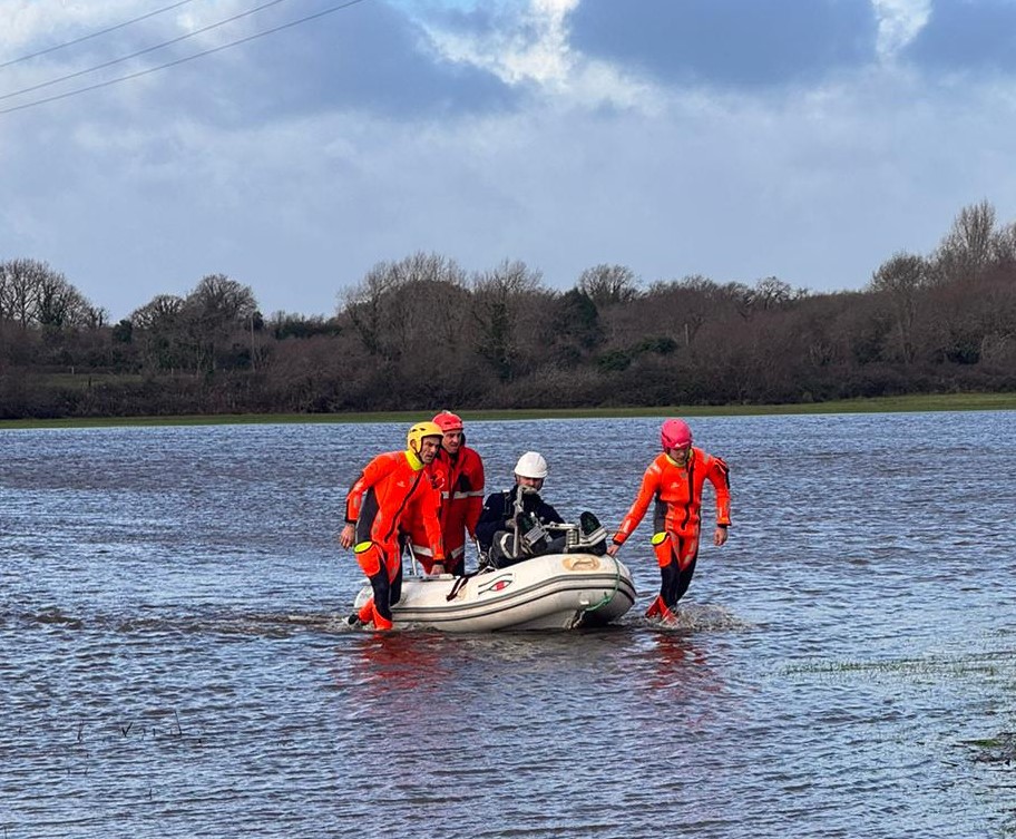 enedis_bretagne's tweet image. Suite au coup de vent, intervention atypique de nos équipes pour dépanner le réseau haute tension en terrain inondé.  🚤Un grand merci à la Mairie de #Penestin et aux @pompiers_56 pour leur aide précieuse  !⚡️#servicepublic