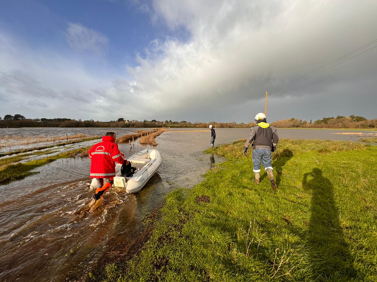 enedis_bretagne's tweet image. Suite au coup de vent, intervention atypique de nos équipes pour dépanner le réseau haute tension en terrain inondé.  🚤Un grand merci à la Mairie de #Penestin et aux @pompiers_56 pour leur aide précieuse  !⚡️#servicepublic