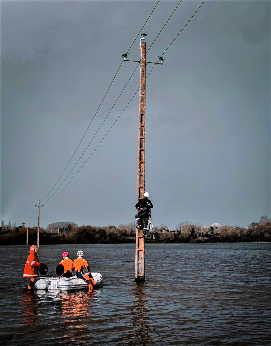enedis_bretagne's tweet image. Suite au coup de vent, intervention atypique de nos équipes pour dépanner le réseau haute tension en terrain inondé.  🚤Un grand merci à la Mairie de #Penestin et aux @pompiers_56 pour leur aide précieuse  !⚡️#servicepublic