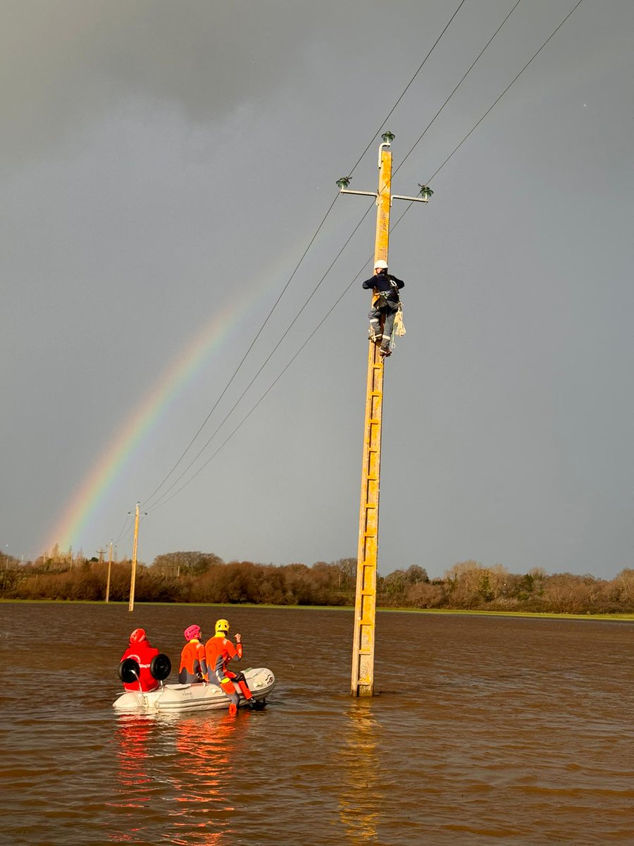 enedis_bretagne's tweet image. Suite au coup de vent, intervention atypique de nos équipes pour dépanner le réseau haute tension en terrain inondé.  🚤Un grand merci à la Mairie de #Penestin et aux @pompiers_56 pour leur aide précieuse  !⚡️#servicepublic