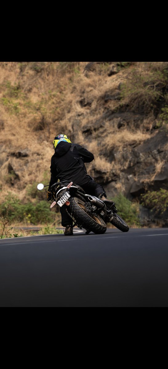 Sagarsheldekar's tweet photo. Crash or save?! ππ NeitherβΌοΈ The new Himalayan is an absolute #h00t in corners! π€―βπ» Guess the lean angle! π
π· @_avjphotography_ https://t.co/PtqTSvAy7S