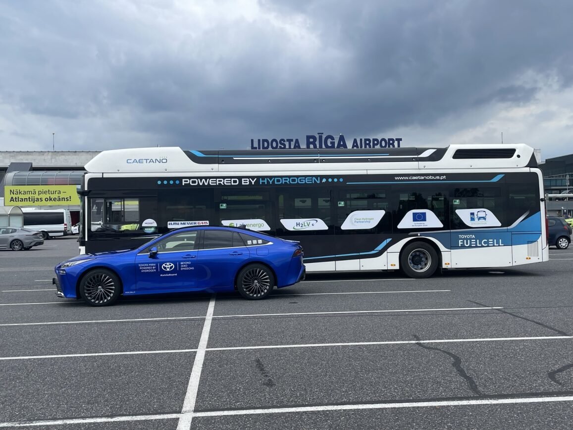 Fuelcellbus's tweet photo. #DYK the #CEEH2BusRoadShow achieved a groundbreaking milestone by facilitating the first #H2bus trial tests at @riga_airport ?!
🇱🇻 successfully hosted the tests, which featured the engagement and enthusiasm of the drivers👏 https://t.co/WT6iDwORwM