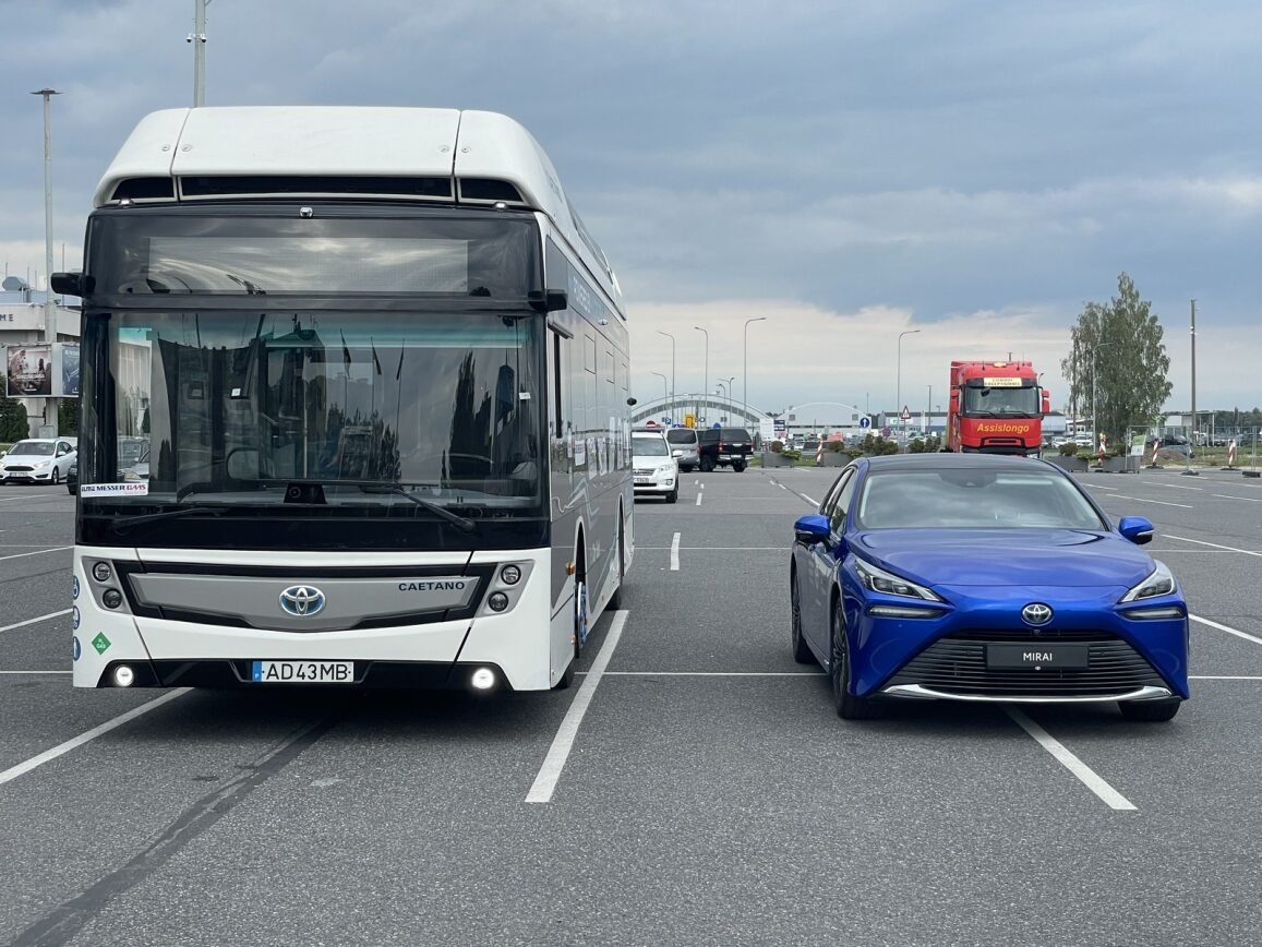 Fuelcellbus's tweet photo. #DYK the #CEEH2BusRoadShow achieved a groundbreaking milestone by facilitating the first #H2bus trial tests at @riga_airport ?!
🇱🇻 successfully hosted the tests, which featured the engagement and enthusiasm of the drivers👏 https://t.co/WT6iDwORwM