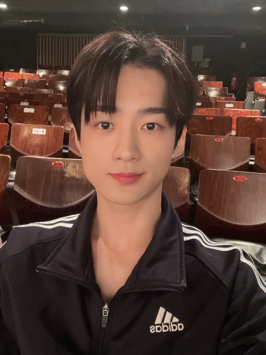 by_verivery's tweet photo. [#용승]       

올해 첫 옥탑방고양이로 수뿌🐱

#YONGSEUNG #베리베리 #VERIVERY https://t.co/SkEhC3kDb9