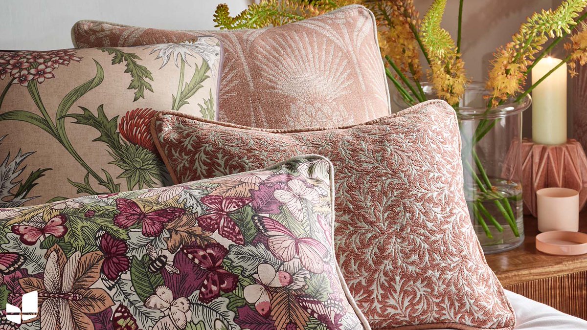 WilsonBlinds's tweet image. Explore the subtle allure of Blush Pink! 🌸✨ 

Decorate with cushions and lampshades, combining intricate textures and harmonising colour palettes to create a pretty in-pink aesthetic. 

Shop the look at ow.ly/lqxW50Qlocm   #BlushPink #HomeAccessories