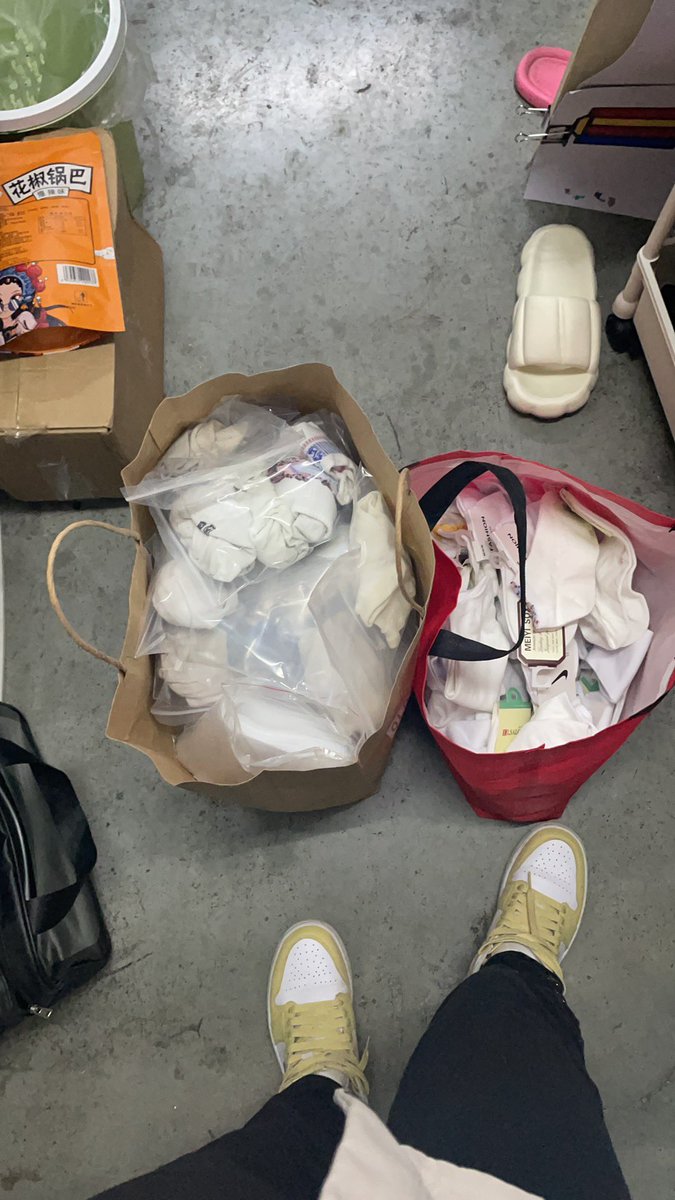 【寝室系列】还有小郑重新上线，最近发现私房有很多酒店盗摄…很多都是女孩穿着白袜和男孩xxoo。感觉白袜的流行趋势已经超过黑丝。并且特别喜欢女孩穿的那种没几天的新白袜的感觉。甚至开始对起球、磨损过度的白袜无感。最好是新袜的清香和少女的气息与鞋里微微的汗味。加在一起的感觉🥹🥹💦 https://t.co/gGkKocA30N