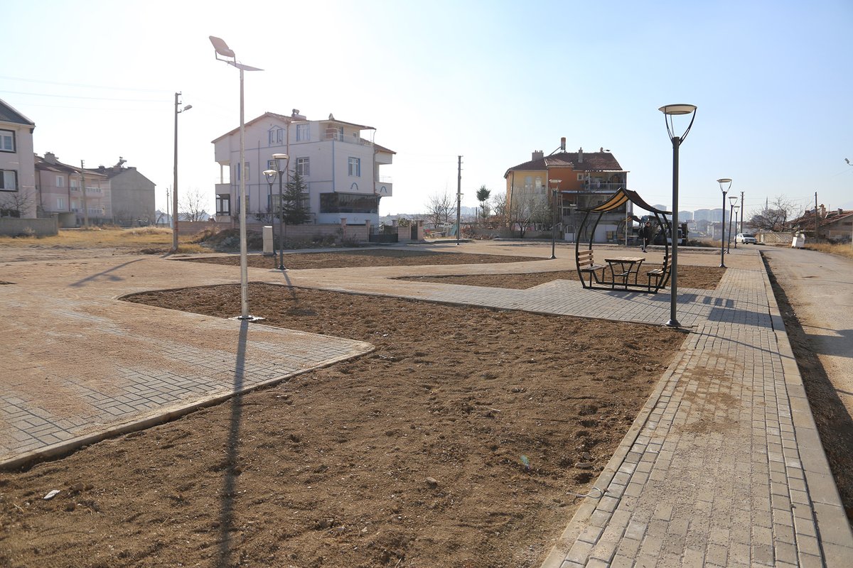 karaman_bel_tr's tweet photo. #KaramanBelediyesi, TOKİ bölgesi ve Urgan'da yol yapımı, Sanayi Caddesi ve bağlı yollarda yol genişletme, kavşak, orta refüj ve aydınlatma çalışması, Şeyh Şamil, Gevher Hatun ve Yenişehir'de yeni park yapımı, Alparslan Türkeş ve 19 Mayıs Parkı’nda yenileme çalışmaları yapıyor. https://t.co/CGHqnR0K5C