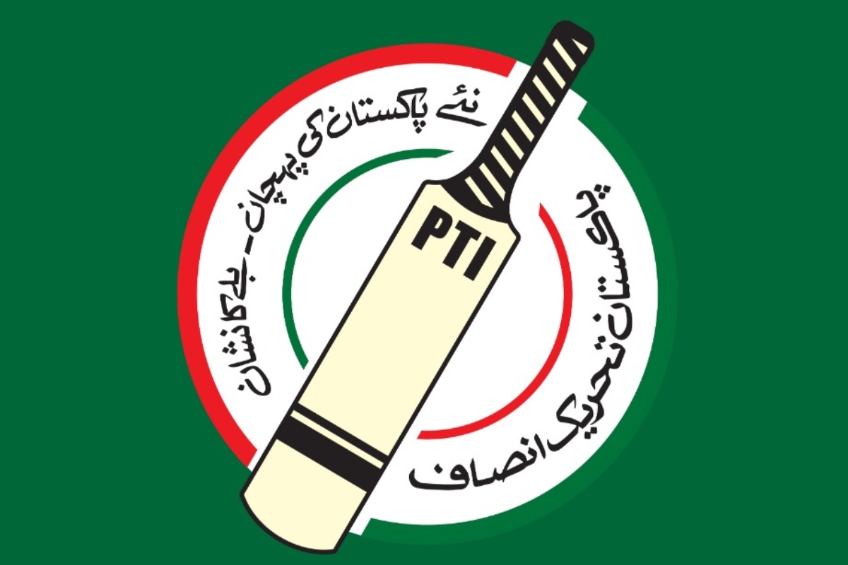 PakvotesPk's tweet image. #PeshawarHighCourt restores @ECP_Pakistan orders of stripping @PTIofficial with &quot;Bat&quot; symbol, withdraws stay order

#PakVotes #Pakistan #Elections2024