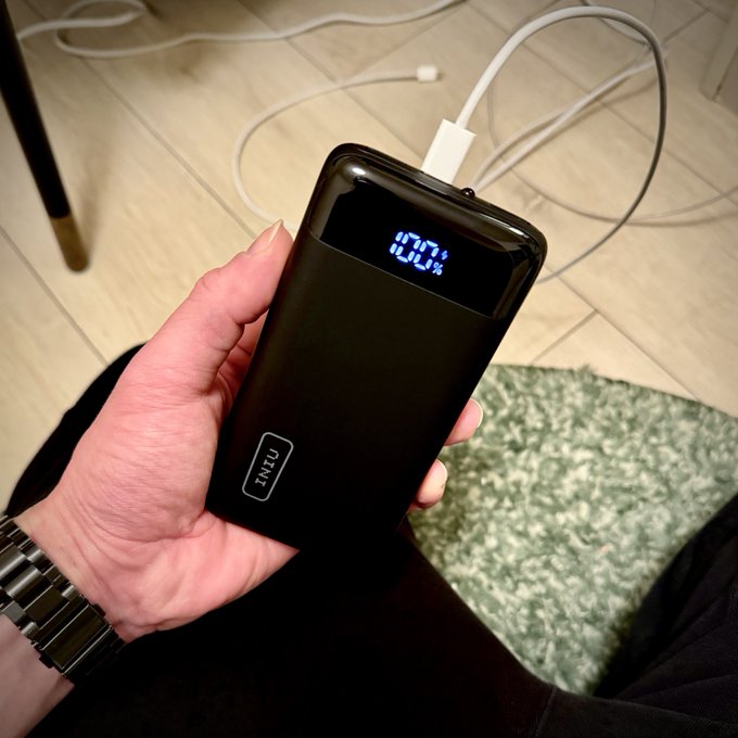 モバイルバッテリーはAnkerかINIUがコスパ良くて便利ですよん。手のひらサイズに20,000mAh(定格容量は12,580mAh). 最新iPhoneで約3回半急速充電確認済み。サイドボタン2度押しでLED懐中電灯にもなる。1個持っといて損はないかもよ。加賀は人に貸しても大丈夫なように複数持ってる。