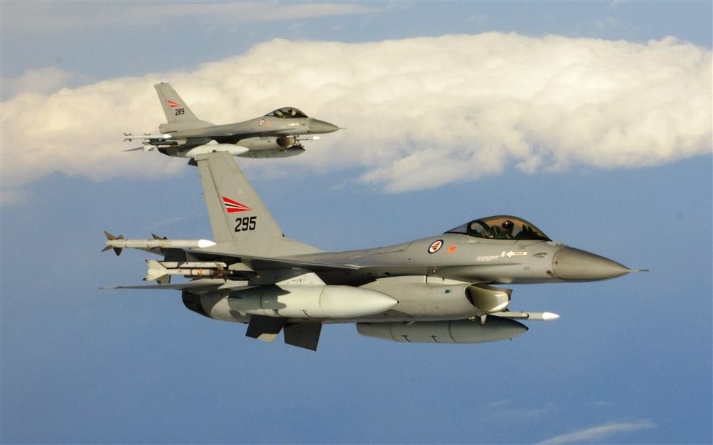 front_ukrainian's tweet photo. ⚡️🇳🇴Norway will send two F-16 fighter jets to 🇩🇰Denmark to train 🇺🇦Ukrainian pilots, the Minister of Defense of Norway announced

Björn Arild Gram added that Norway has already sent 10 instructors to Denmark to help train Ukrainian pilots. https://t.co/hHpYVImPbQ