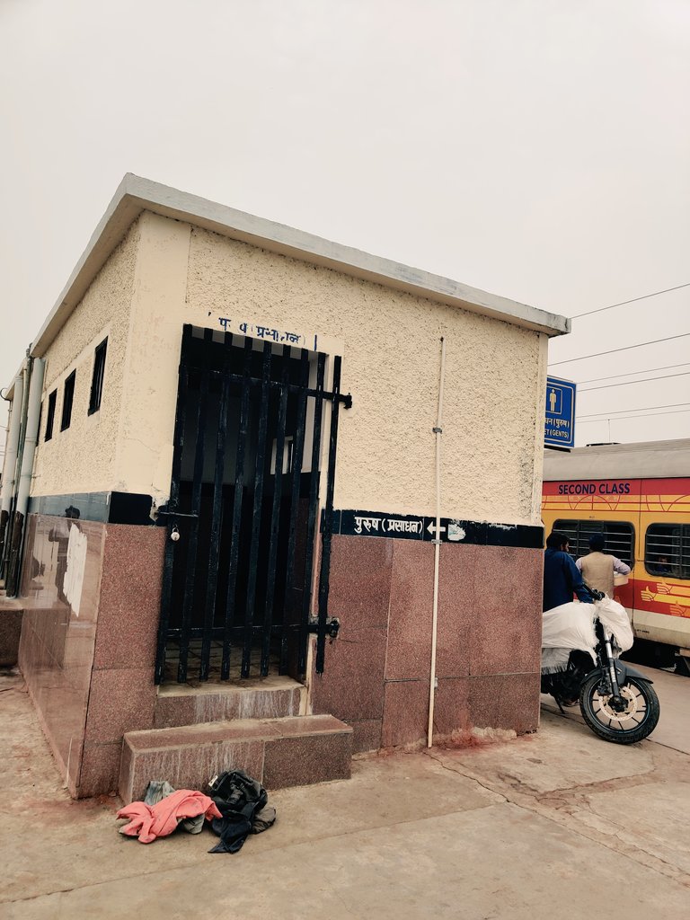 _the_optimistic's tweet photo. @RailMinIndia #WCR @PMOIndia @IRCTCofficial 
जब इन्हें लॉक ही लगा कर रखना है तो बना ही क्यों रखा है..??
सतना रेलवे स्टेशन (WCR) प्लेटफार्म 2 और 3 k bich https://t.co/Nk4eCGm9sx