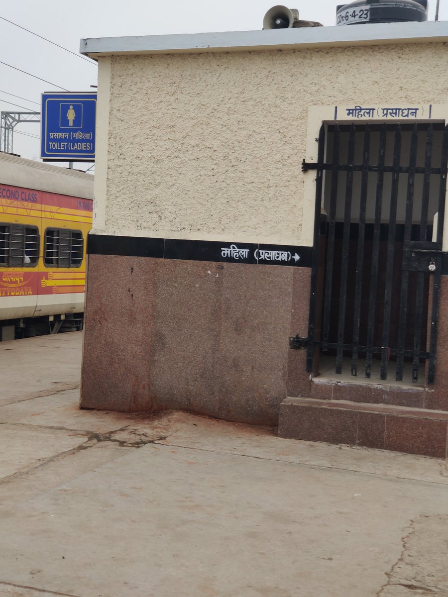 _the_optimistic's tweet photo. @RailMinIndia #WCR @PMOIndia @IRCTCofficial 
जब इन्हें लॉक ही लगा कर रखना है तो बना ही क्यों रखा है..??
सतना रेलवे स्टेशन (WCR) प्लेटफार्म 2 और 3 k bich https://t.co/Nk4eCGm9sx