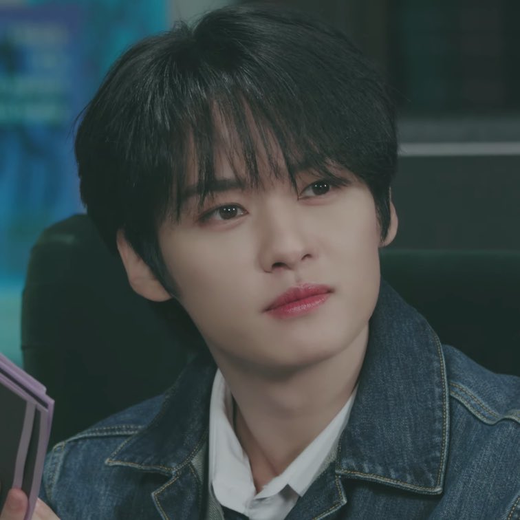 Our MC looks good today 🤭

#LeeKnow #리노 #스트레이키즈리노