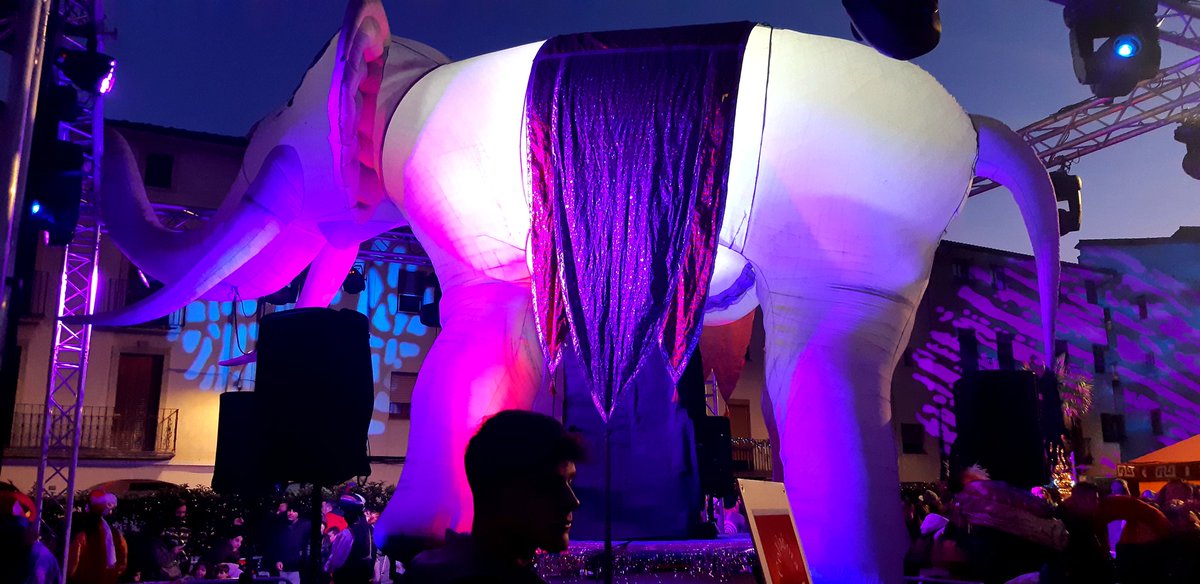angelsoteras's tweet photo. Déu n'hi do l'elefant blanc que vam tenir el dia 1 al lliurament de les cartes als #patges...
Diuen que a l'Orient és un regal valuós, senyal de respecte i reconeixement a qui es regala, i que omple d'energia positiva i protegeix a qui el rep.
A veure, a veure...
#Capellades https://t.co/VukNk7qvR8