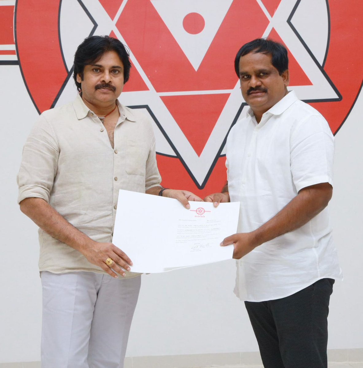 bolisetti_satya's tweet photo. ఈరోజు @PawanKalyan గారు
విశాఖపట్నం అర్బన్ జిల్లా @JanaSenaParty అధ్యక్షుడిగా ప్రజారాజ్యం పార్టీ నుండి అందరికీ సుపరిచితుడు, అందుబాటులో ఉండే శ్రీ వంశీకృష్ణ యాదవ్ గారిని నియమించడం ఒక శుభపరిణామం. శ్రీ వంశీకృష్ణ యాదవ్ గారికి హార్దిక అభినందనలు
#HelloAP_ByeByeYCP 
 #JSPforNewAgePolitics https://t.co/LsZ07uVrdu