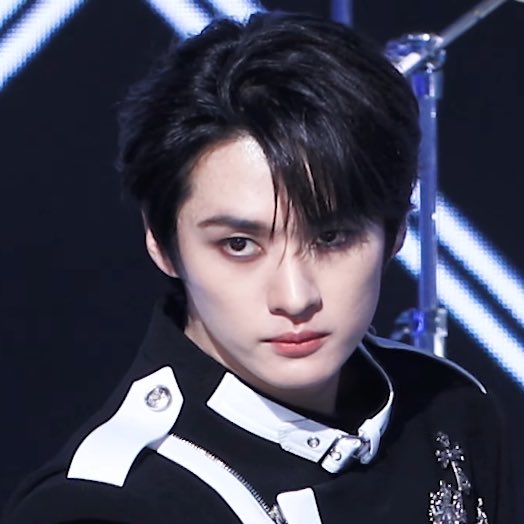 on my knees 🧎🏻‍♀️

#LEEKNOW #리노