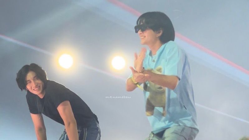 buildurearn's tweet photo. จริงๆชอบทุกโมเม้นต์ที่พวกเขาอยู่ด้วยกันเลยนะ แบบต่างคนต่างดูปลอดภัยในพื้นที่ของกันและกัน ไม่แปลกใจเลยว่าทำไมทั้งคู่ถึงเป็นพาร์มเนอร์ที่ดีต่อกัน อันนี้ยกตัวอย่างงานเค้าท์ดาวปีที่แล้ว ถึงจะไม่ได้อยู่ในงานแต่ดูจากรูปและคลิปต่างๆพวกเขาดูจอยและมองหากันตลอดเวลา ไม่รู้นะใครติดใคร🤣🖤💙 https://t.co/2FgJG2VvmJ