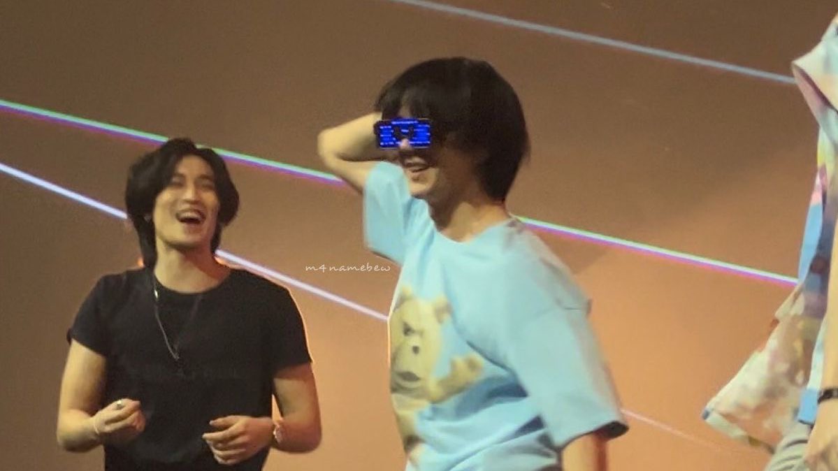 buildurearn's tweet photo. จริงๆชอบทุกโมเม้นต์ที่พวกเขาอยู่ด้วยกันเลยนะ แบบต่างคนต่างดูปลอดภัยในพื้นที่ของกันและกัน ไม่แปลกใจเลยว่าทำไมทั้งคู่ถึงเป็นพาร์มเนอร์ที่ดีต่อกัน อันนี้ยกตัวอย่างงานเค้าท์ดาวปีที่แล้ว ถึงจะไม่ได้อยู่ในงานแต่ดูจากรูปและคลิปต่างๆพวกเขาดูจอยและมองหากันตลอดเวลา ไม่รู้นะใครติดใคร🤣🖤💙 https://t.co/2FgJG2VvmJ