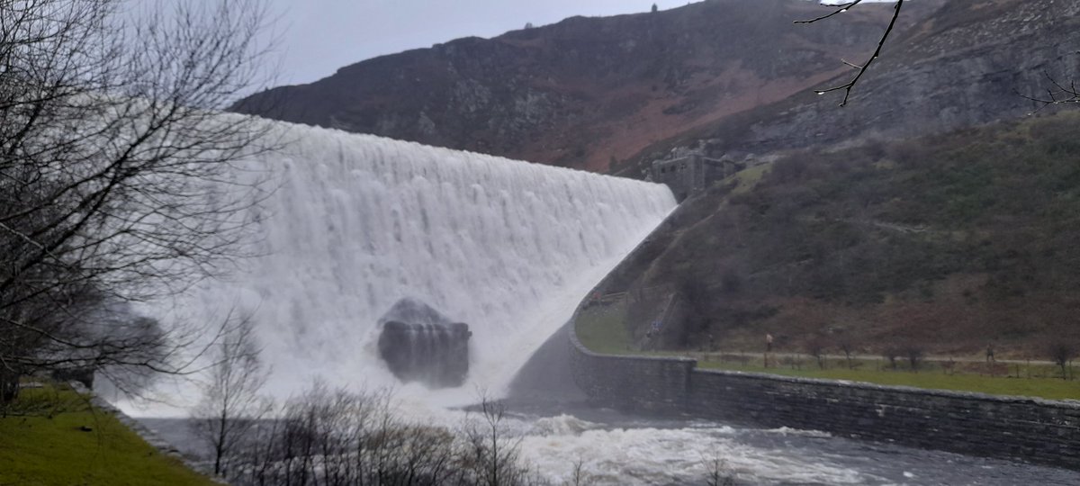 @VisitRudyard Happy New Year - from one lake to another (Caban Coch in the Elan Valley ) 🎉🎊🥳👋