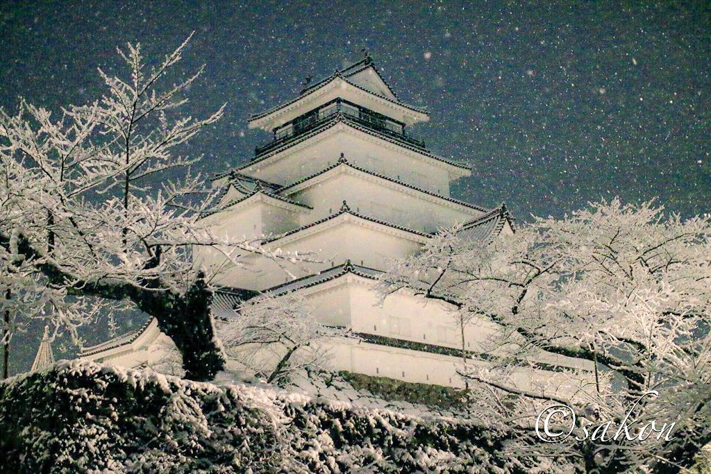 21sakon's tweet photo. 冬に行きたいなら #会津若松城 でしょう！
国宝とか関係なしに
今年は暖冬で今のところ雪がないけど
#日本最強の城 https://t.co/fjJJ4lhOSL