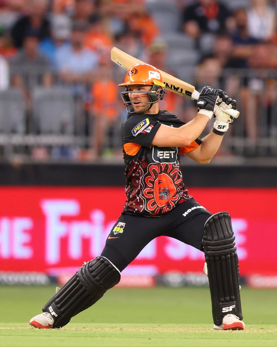 An 18 ball half century by @LaurieEvans32 for @BBL holders @ScorchersBBL. Commentary continues of their match against @StrikersBBL on 5 Sports Extra & @BBCSounds. bbc.co.uk/sport/live/cri… #bbccricket #BBL13