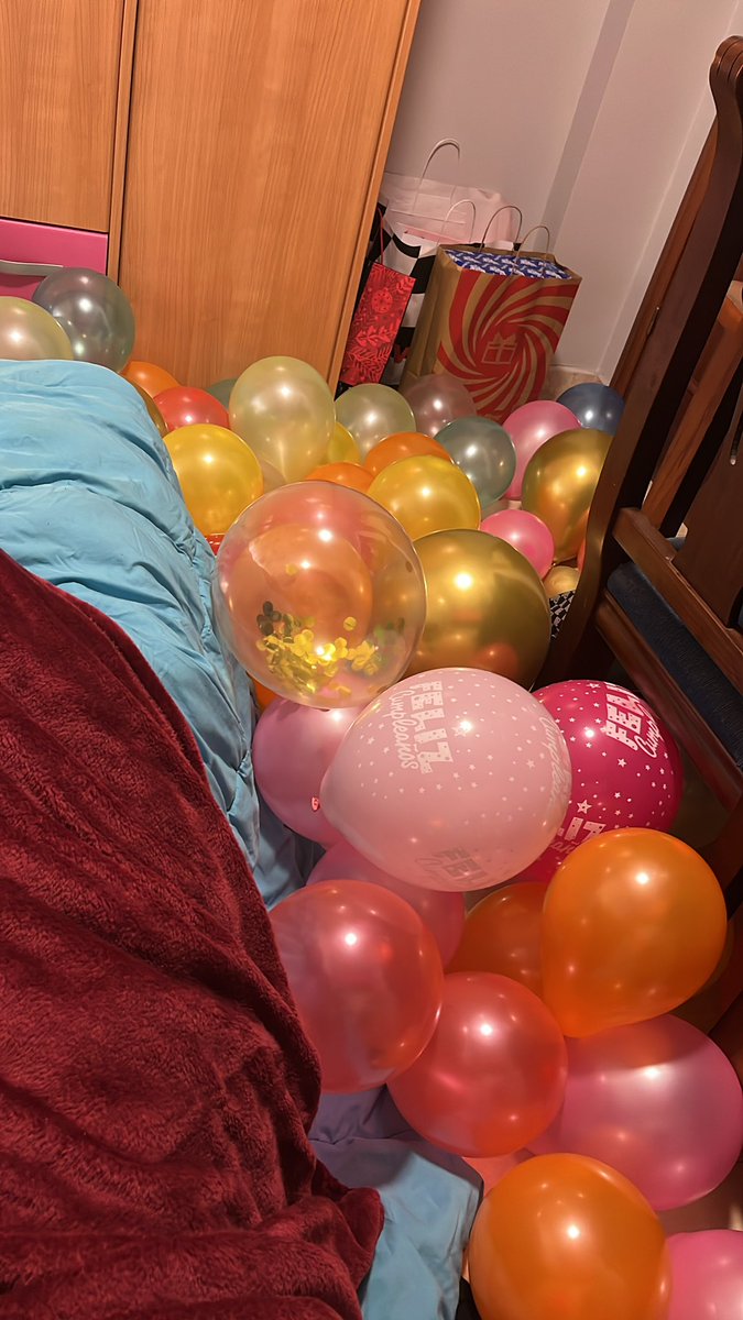 hoy es mi cumpleaños y mi padre me ha llenado todo el cuarto de globos jajajajaaj