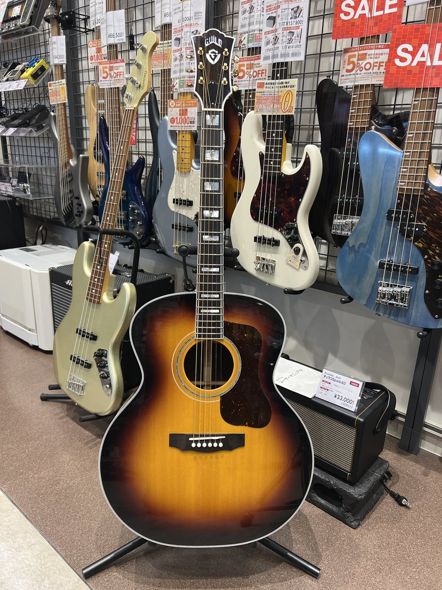 sumifuji4's tweet photo. わかっていても触ってしまう。新しめのんでも、ドシっとローでシャキッとハイ。いいなぁ。
#guildguitar #guildf55 #AcousticGuitar #島村楽器 https://t.co/UcLDWxYTdS