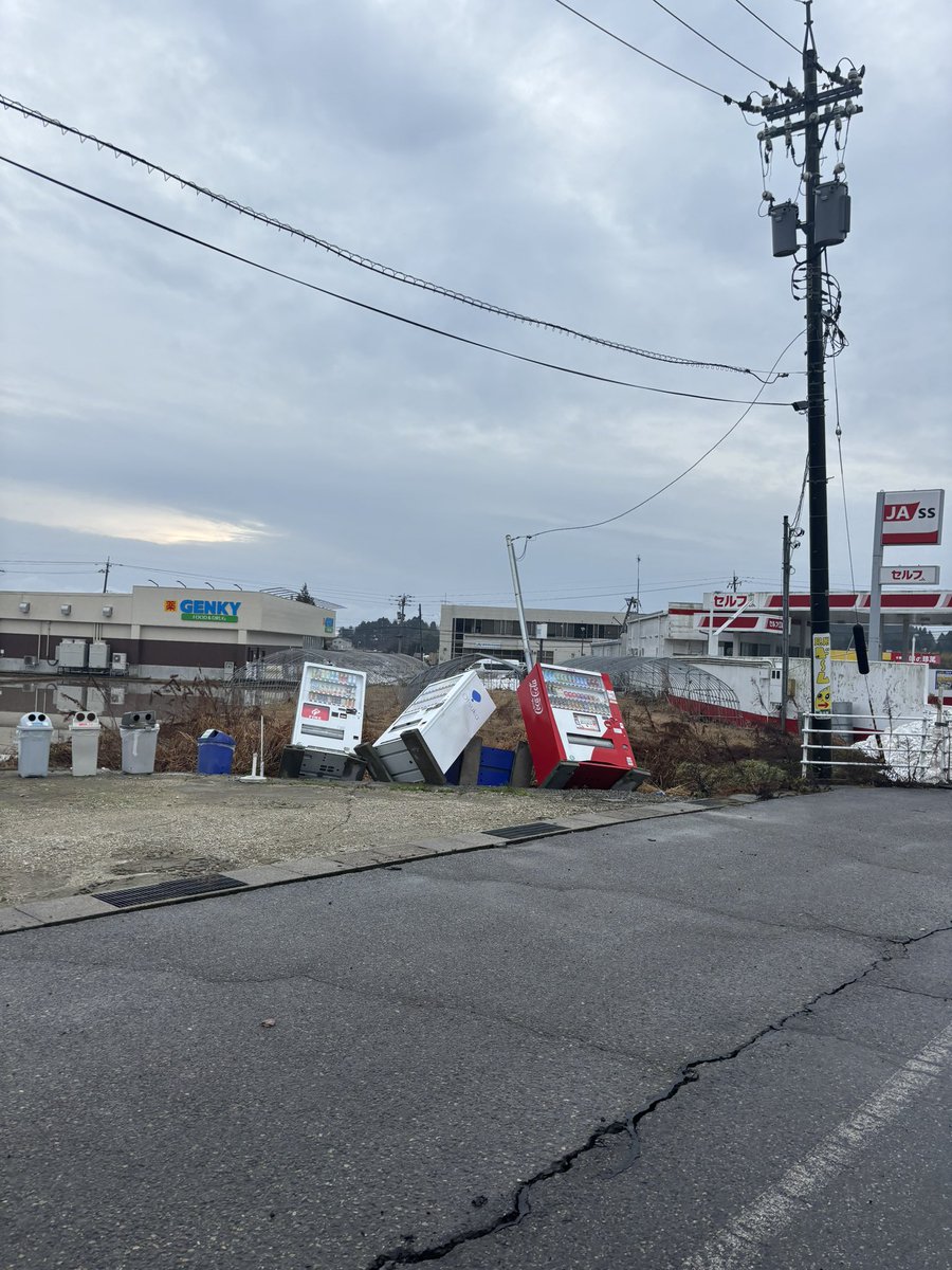 i_meeeen's tweet photo. 《質問です》
珠洲市、能登町で
ガソリン入れれる所があれば教えて欲しいです
今日開いていた所はもう無いそうなので、、
明日の朝〜入れれる所を教えて欲しいです
 #令和6年能登半島地震  #津波  #地震  #被害  #緊急支援募金  #拡散希望 https://t.co/R4L4wrHP9b