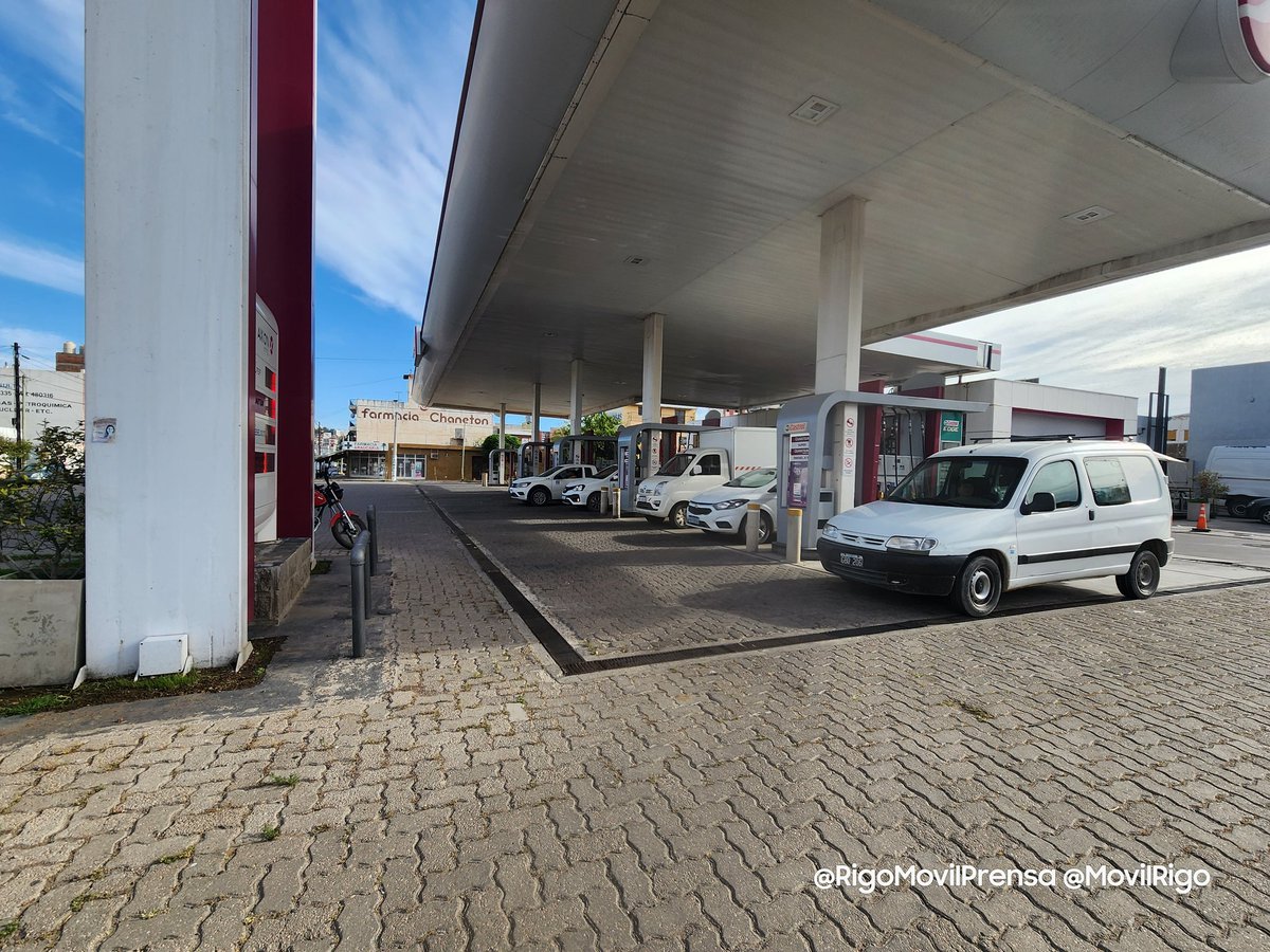 MovilRigo's tweet photo. Nuevos valores de combustibles:
YPF (no aumentó)
Super: $509
Premium: $629
Diesel: $639
Diesel Premium: $769
AXION
S: $661
P: $824
D: $856
DP: $979
PUMA
S: $665
P: $831
D: $869
DP: $984
SHELL
S: $658
P: $813
D: $834
DP: $994
Llenar el tanque de una camioneta llegó a los $70 mil https://t.co/w7jUnyxQtQ