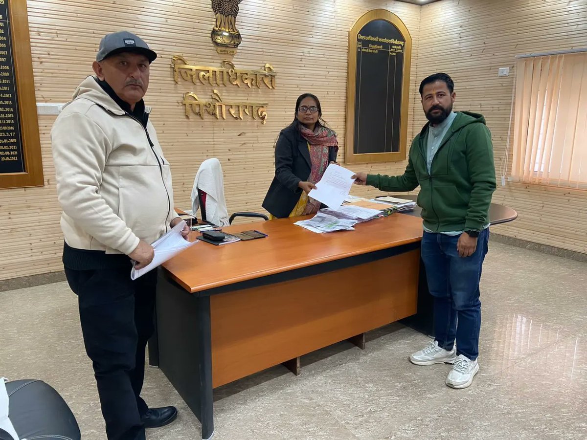 Rishendra_Mahar's tweet photo. यूथ कांग्रेस द्वारा एक ही तिथि 7 जनवरी को होने वाली USET और UKPSC (Aggriculture, Horticulture , Animal Husbandary) की परीक्षाओं से विद्यार्थियों को हो रही परेशानियों के चलते विधायक श्री मयूख महर जी और जिलाधिकारी के माध्यम से मुख्यमंत्री को ज्ञापन भेजा गया ।
#USET
#UKPSC https://t.co/H589OiknT7
