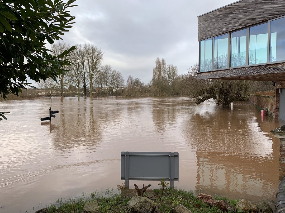 DaveThroup's tweet photo. It’s a really big flood on the lower Severn now.

Levels in south Worcester still rising and not far short of the floods of 2007 &amp; 2020.

A number of main roads closed now. @WorcsTravel working hard to keep things going. https://t.co/hUa4lIdAcP