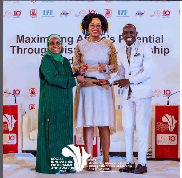 andikamagazine's tweet image. #Flashback2023

The young entrepreneur founder and CEO of Warrior Eco-Green Enterprise @WegeCompany , @JolisNduwimana , won a trophy and a sum of $5000 in Abuja Nigeria as an outstanding fellow and a Seyi Beckisteth award for a financial accountability. It was on Friday October…
