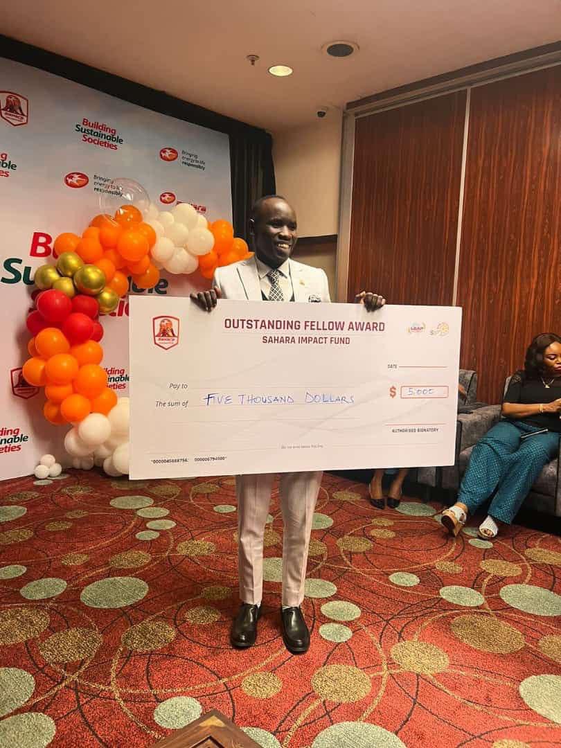 andikamagazine's tweet image. #Flashback2023

The young entrepreneur founder and CEO of Warrior Eco-Green Enterprise @WegeCompany , @JolisNduwimana , won a trophy and a sum of $5000 in Abuja Nigeria as an outstanding fellow and a Seyi Beckisteth award for a financial accountability. It was on Friday October…